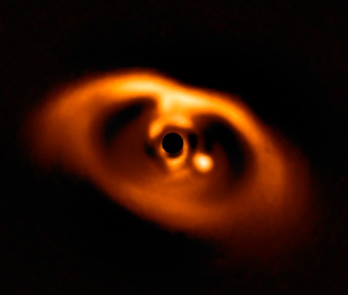 (Español) El VLT de ESO capta la primera imagen confirmada de un planeta recién nacido